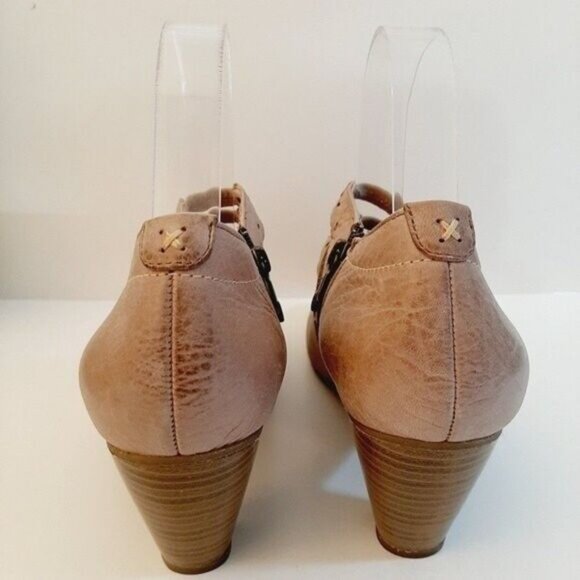 BLONDO Aquaprotect Strappy Mary Jane Cream Heels Sz 9 M - Picture 9 of 15